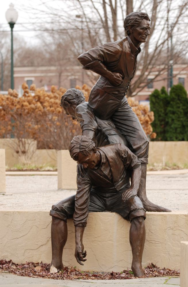 Bronze statue at Lincoln Landing