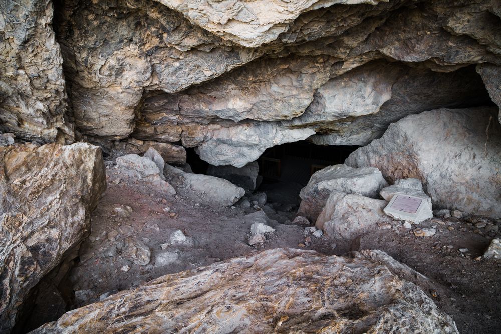 Entrance to the Lovelock Cave