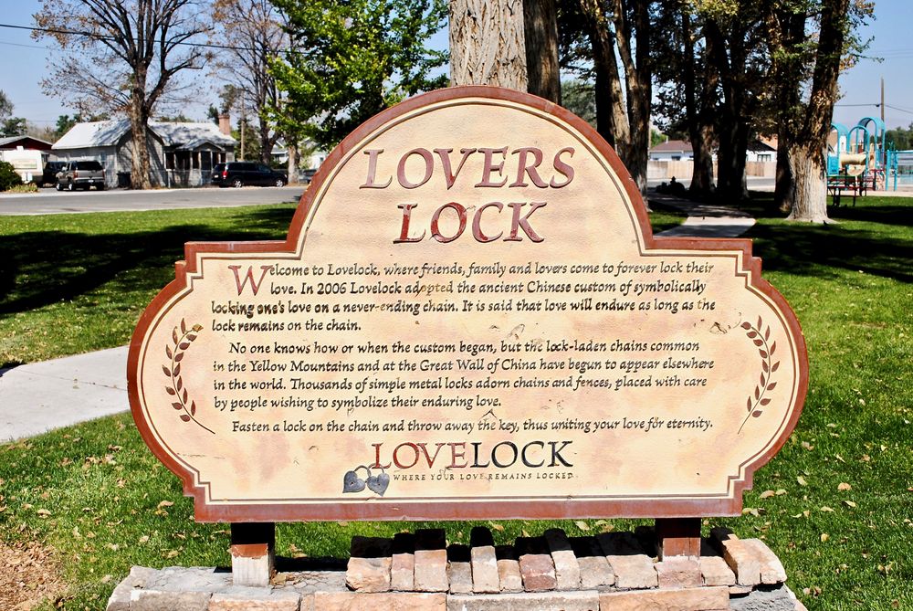 Welcome sign of Lover’s Lock Plaza