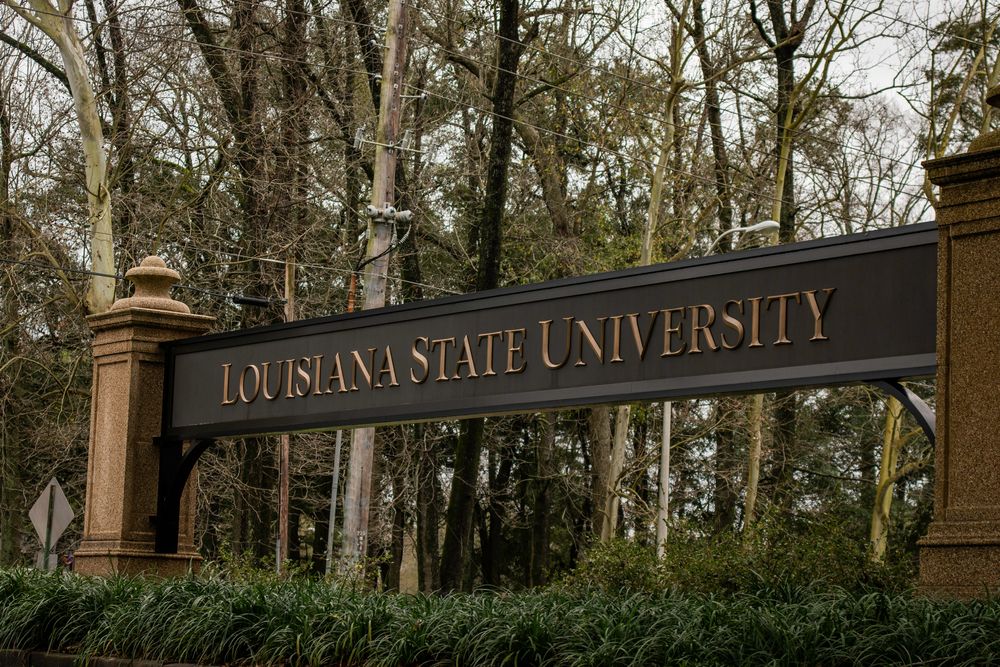 Name sign of Louisiana State University campus