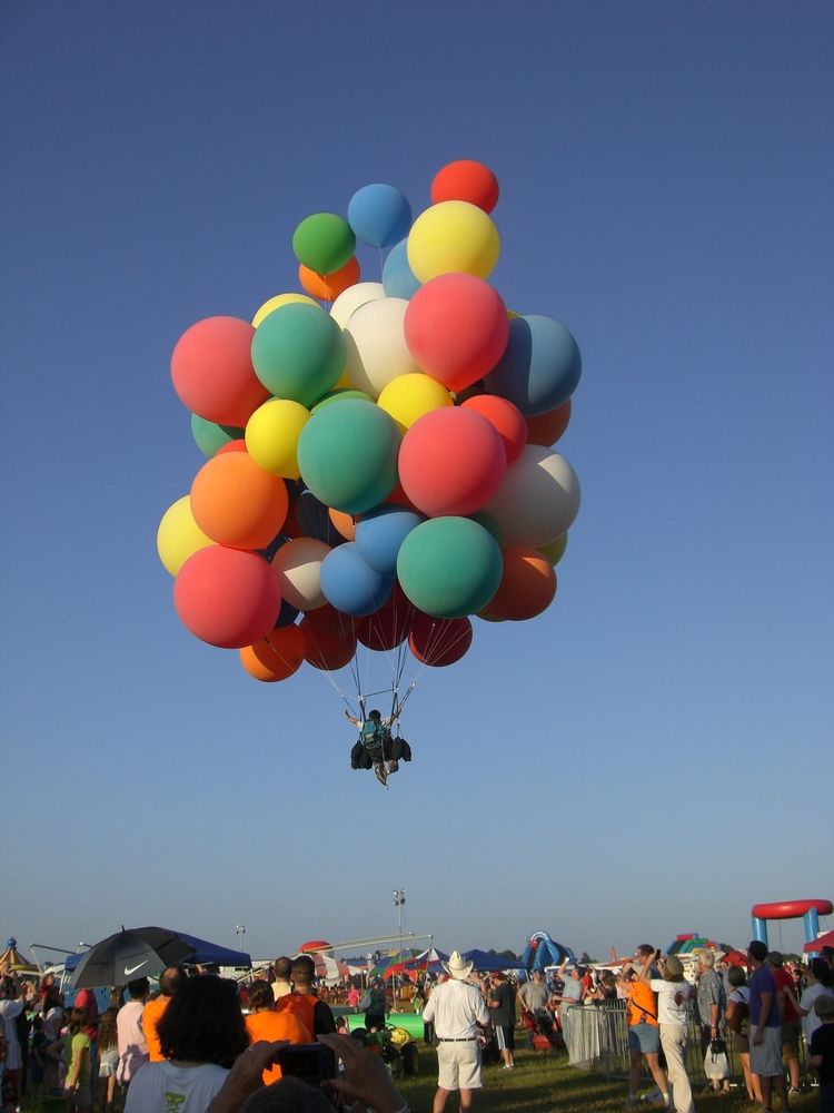 Cluster of multicoloured balloons at the Great Texas Balloon Race