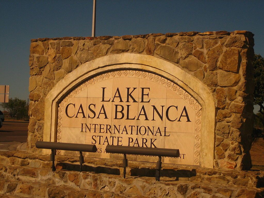 Welcome sign of Lake Casa Blanca International State Park