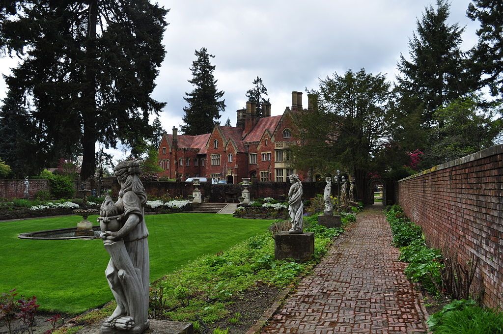 Sculpture garden of Thornewood Castle