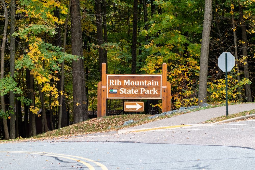 Road sign of Rib Mountain State Park