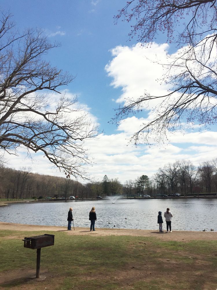 Lake fountain at Hubbard Park