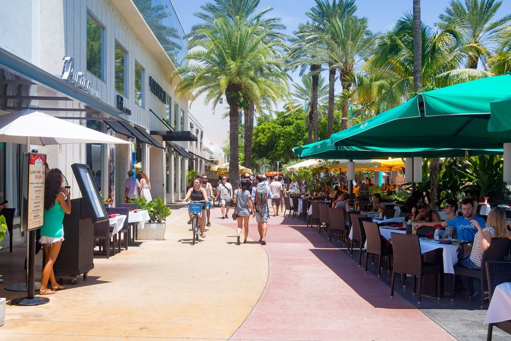 People along Lincoln Road