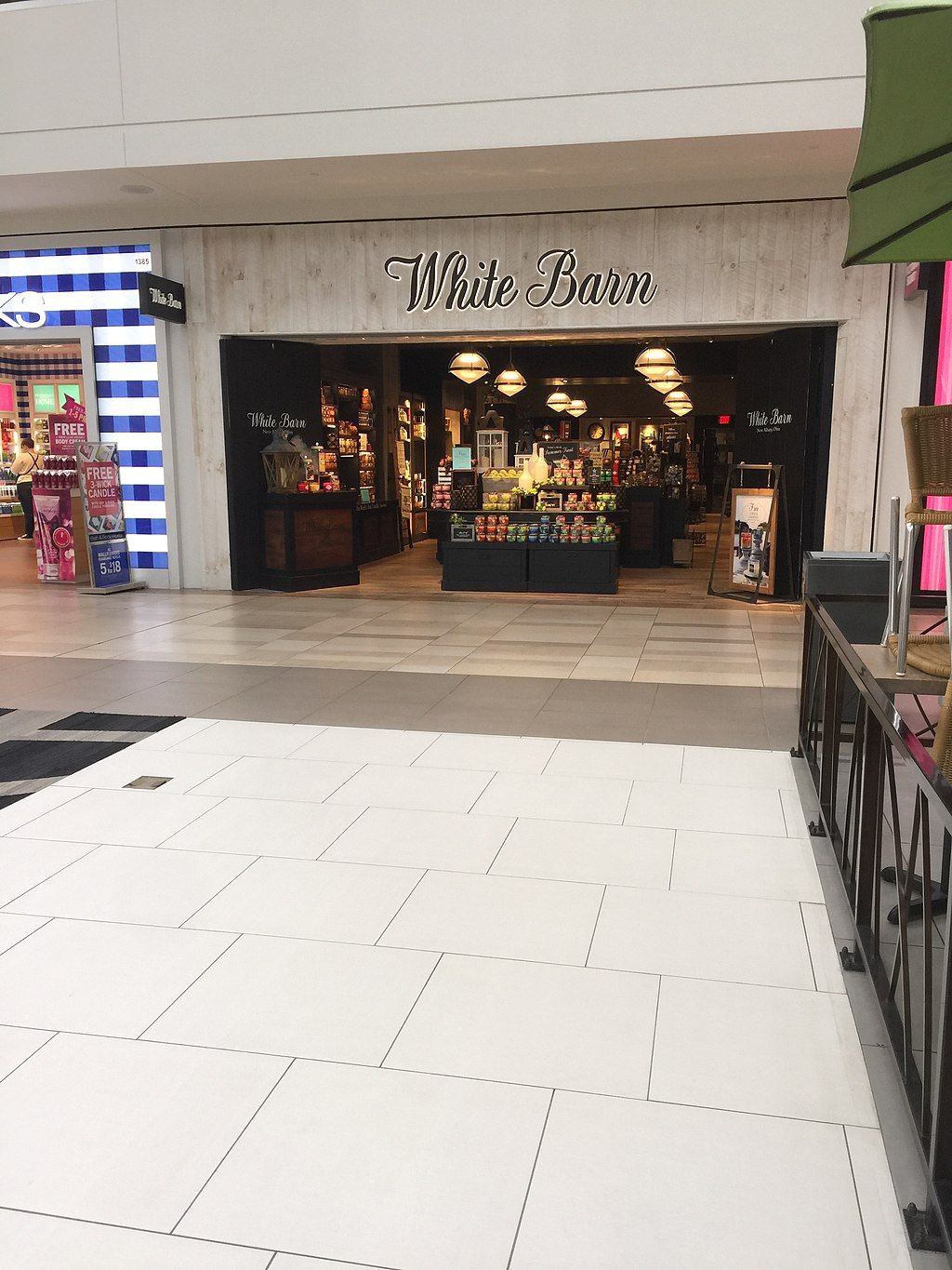 White barn store in Ridgedale Center