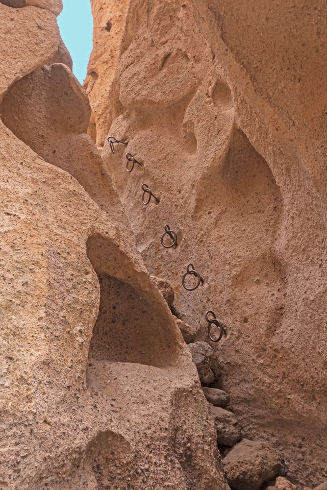 Close view of Hole-in-the-Wall Rings Trail