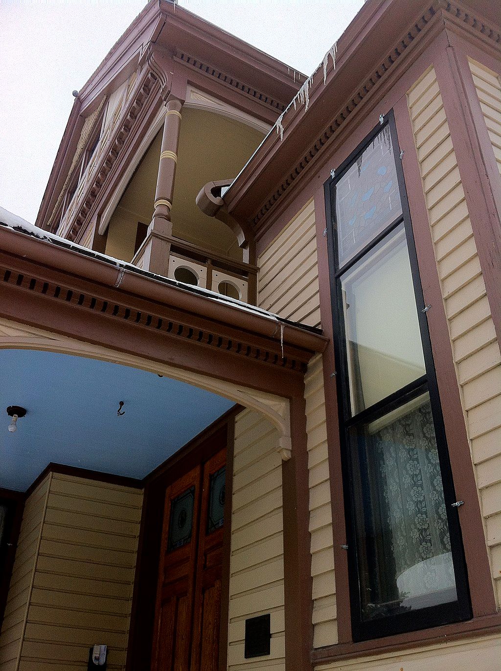 Closer details of Comstock House's exterior