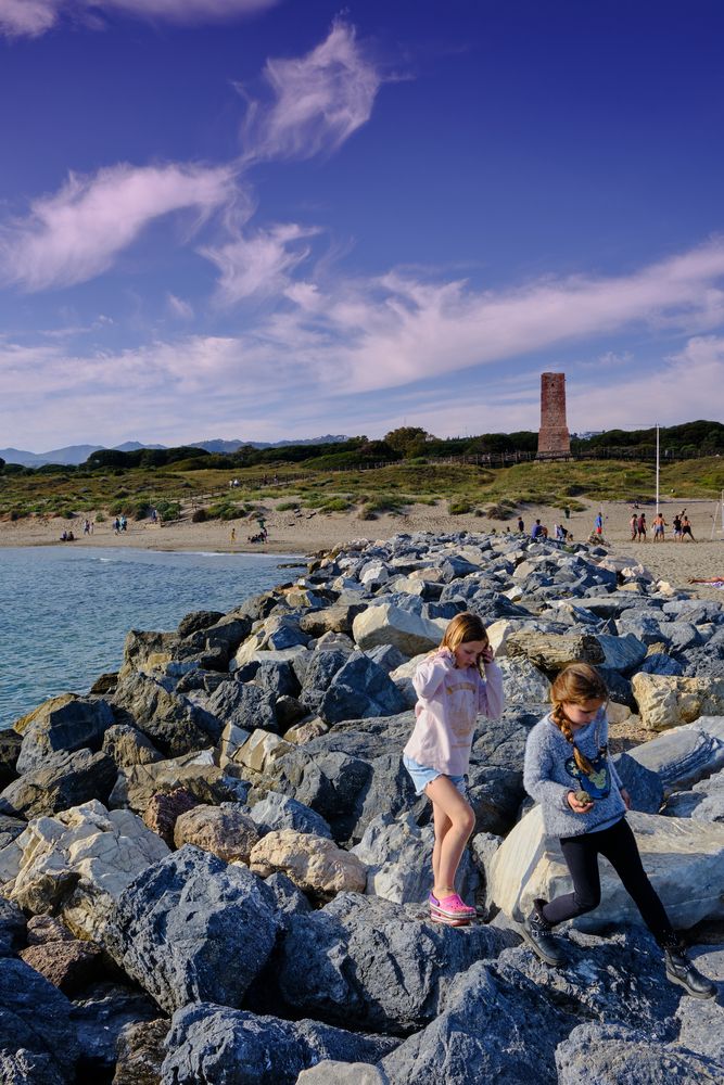 Rocky shore of Cabopino Beach