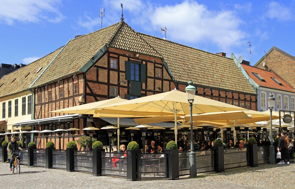 People eating at a Lilla Torg restaurant