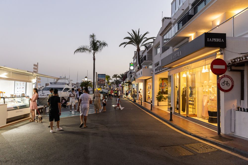 Shops along Puerto Banús harbour