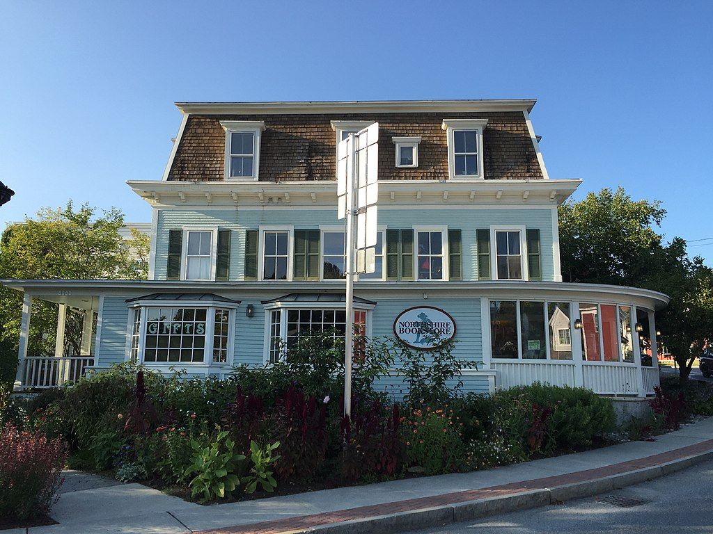 Front view of the Northshire Bookstore