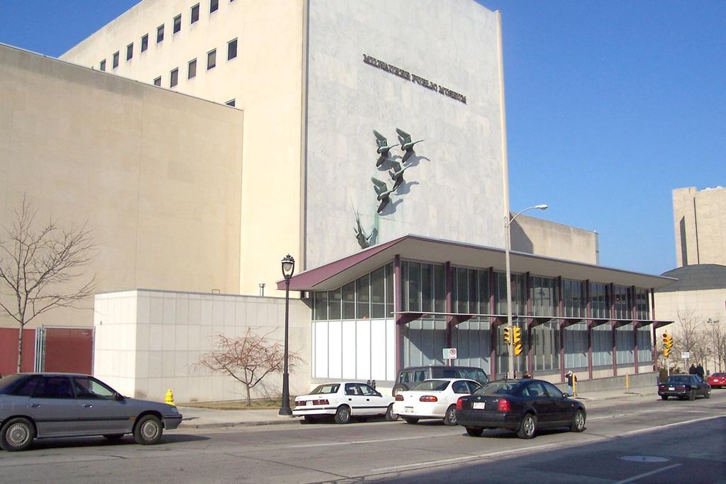 Cars passing by the Milwaukee Public Museum