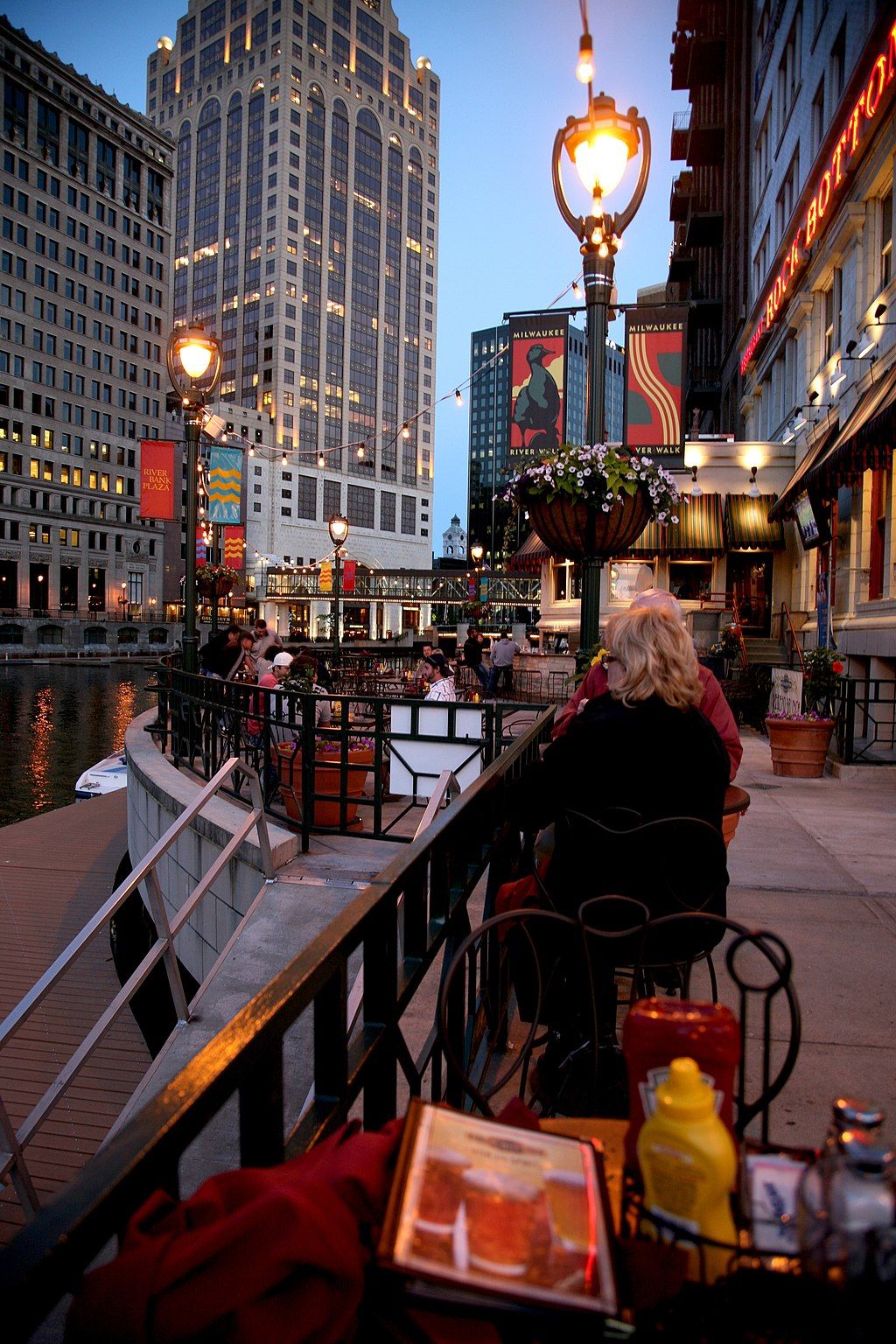 People eating at a restaurant at Milwaukee Riverwalk District