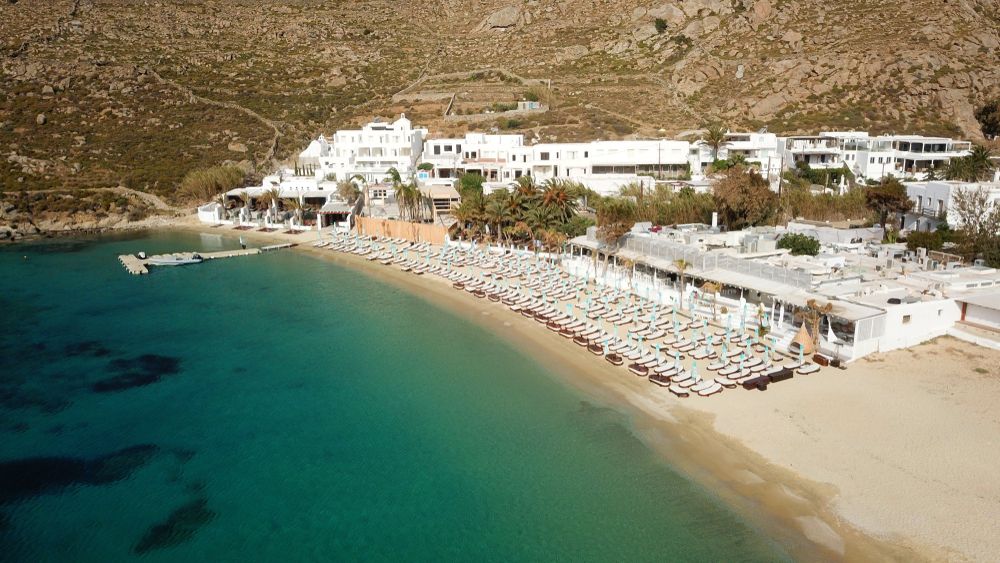 Sunny day at Psarou Beach