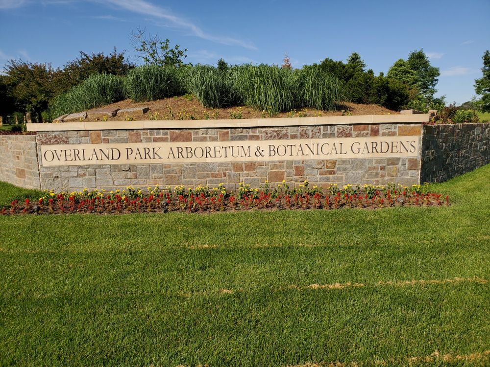 Welcome sign of the Arboretum and Botanical Gardens at Overland Park