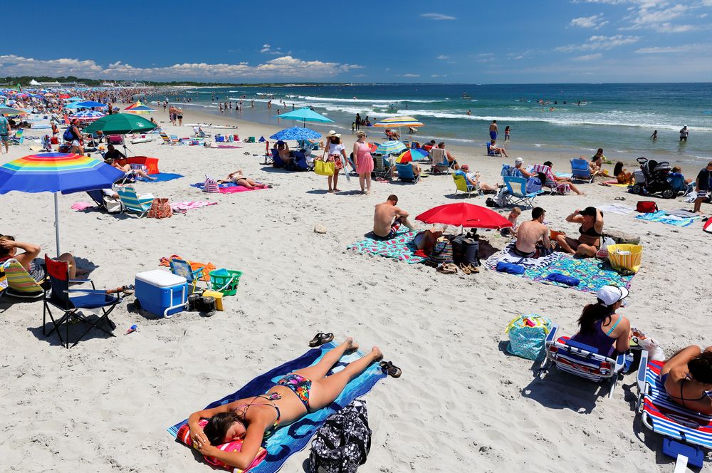 A sunny day at Narragansett Town Beach