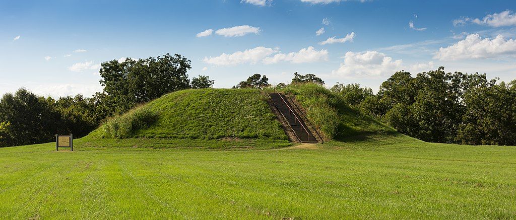 Sunny day at Emerald Mound Site
