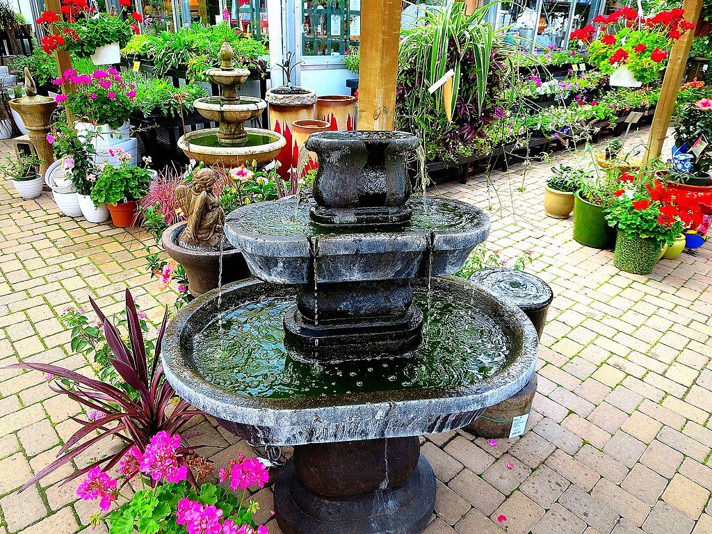 Oval-shaped fountain at Brenda’s Blumenladen