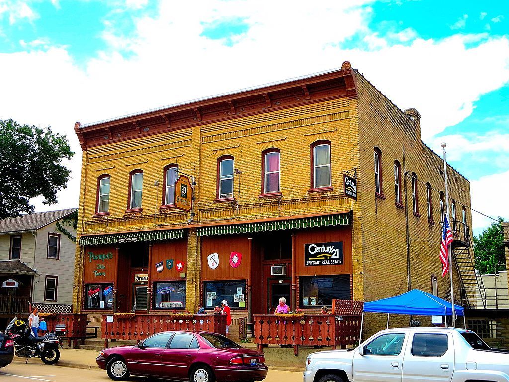 Exterior of Puempels Old Tavern