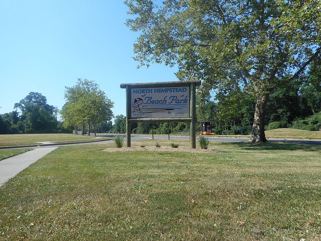 Welcome sign of North Hempstead Beach Park