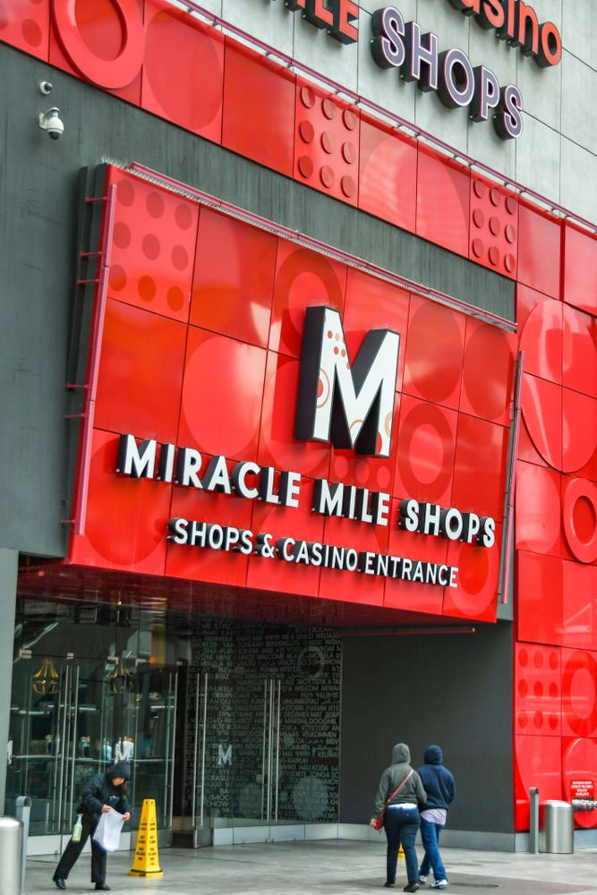 Entrance tot Miracle Mile Shops