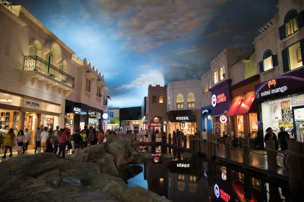 Shops along Miracle Mile Shops