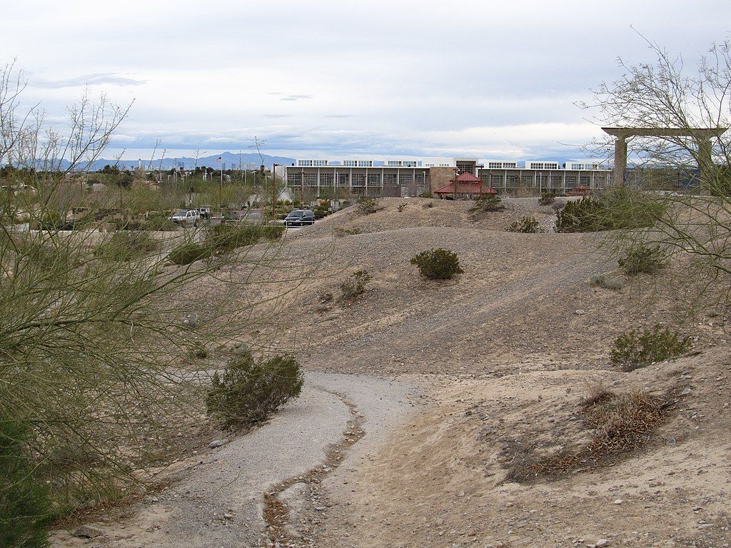 Dirt trail of Upper Las Vegas Wash Trail