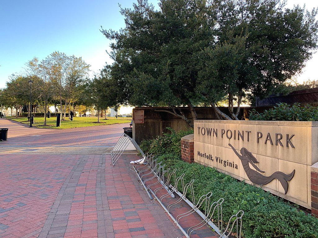Welcome sign of Town Point Park