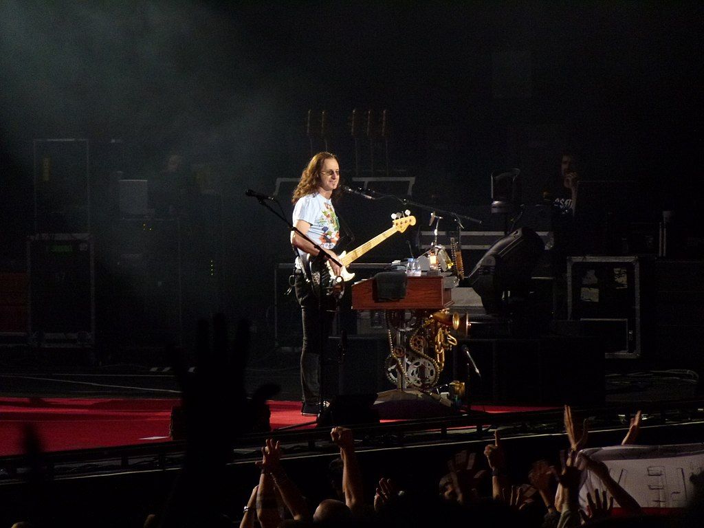 A performer at Jiffy Lube Live