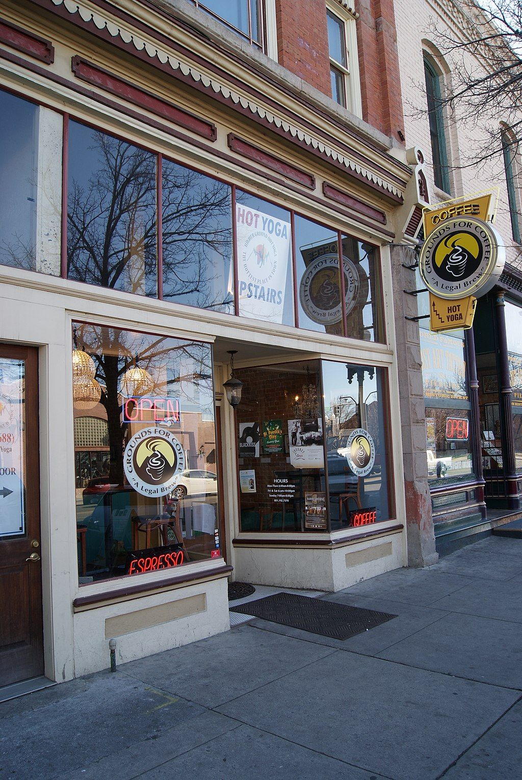 A coffee shop at 25th Street