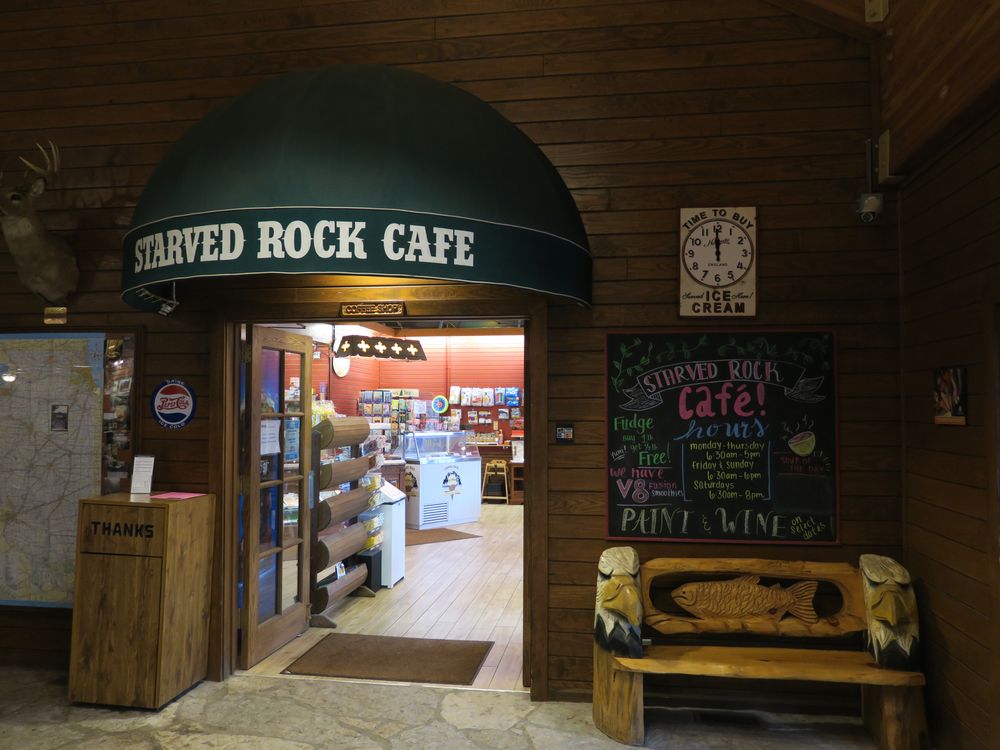 Entrance of the Starved Rock Lodge cafe