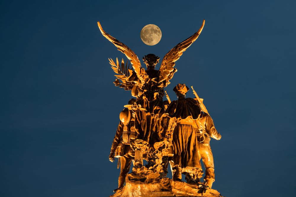 View of the Winged Victory Monument at night