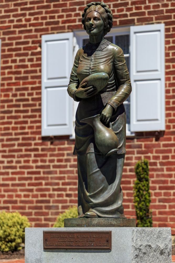 Sculpture of Jennie Wade in front of the Jennie Wade House