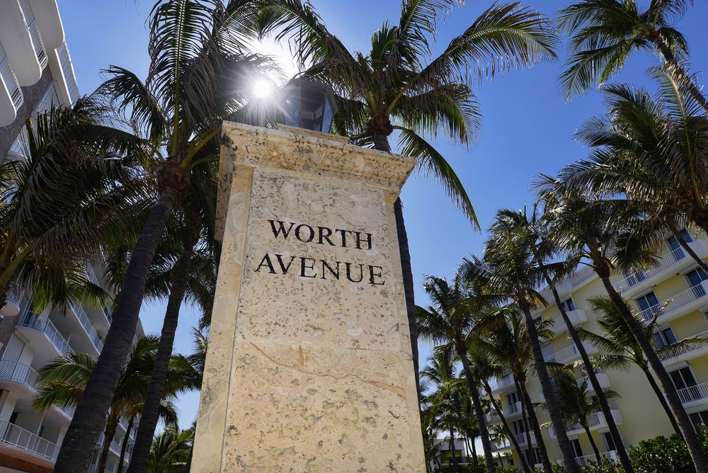 Name sign of Worth Avenue