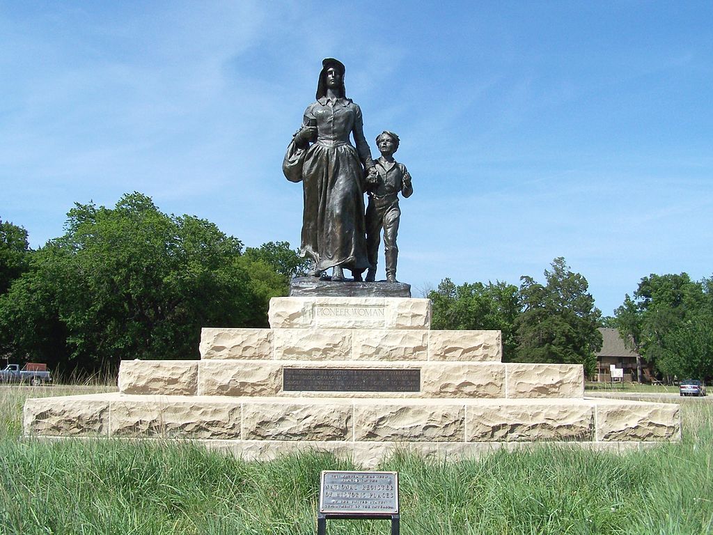 The pioneer woman statue at Pioneer Woman Museum