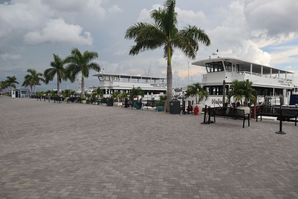 Dinner cruise ships docked at Fishermen's Village
