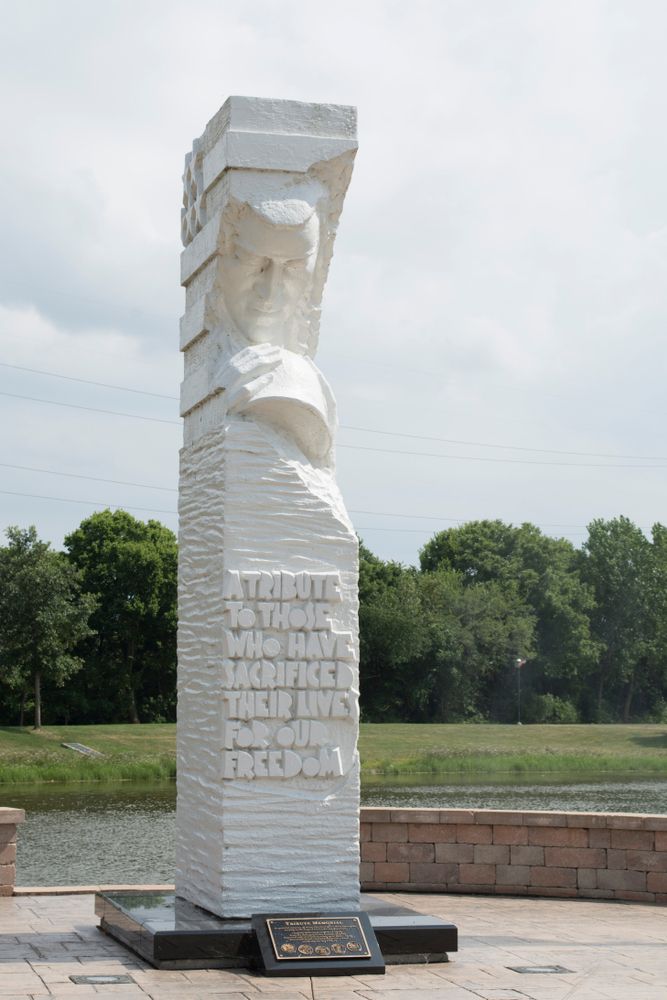 Tribute memorial statue at Settlers' Park
