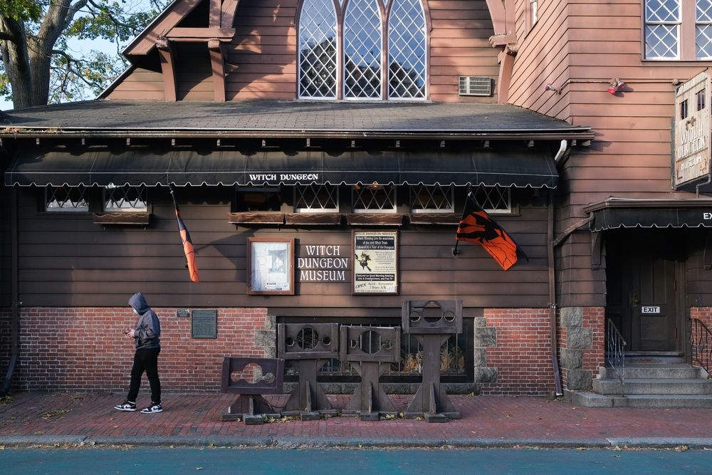 Building sign of the Witch Dungeon Museum