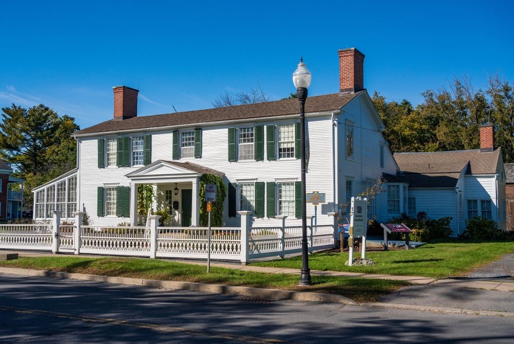 Front view of Kent-Delord House Museum