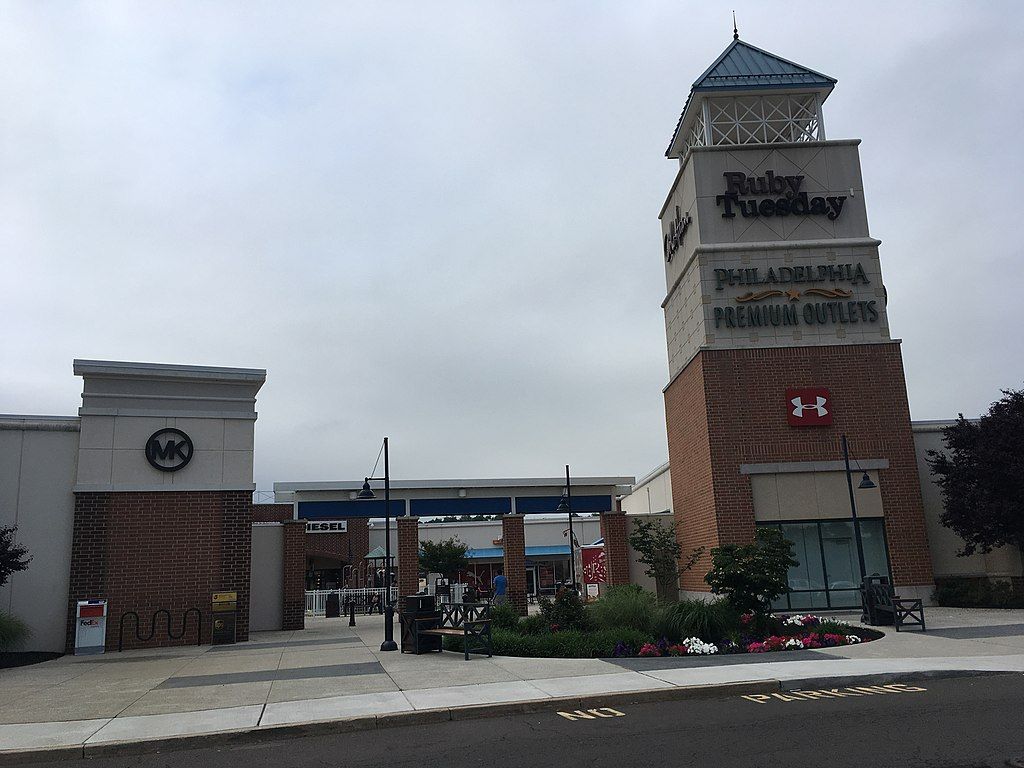 Entrance to Philadelphia Premium Outlets