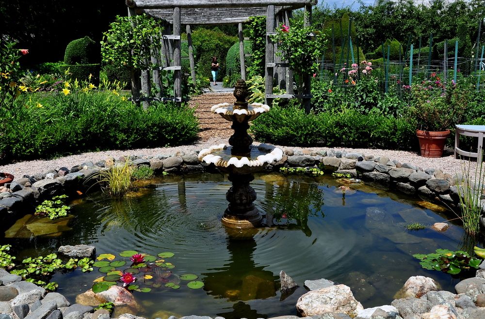 Water fountain at Green Animals Topiary Gardens