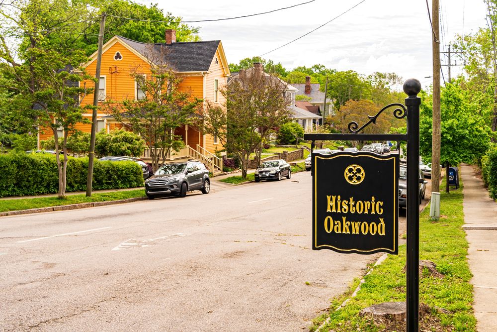 Name sign of Historic Oakwood
