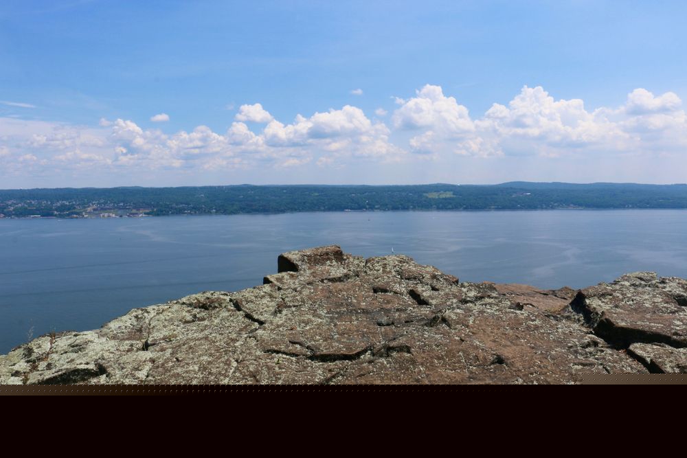 A cliff at Hook Mountain State Park