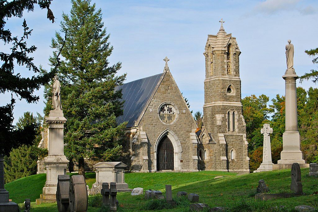 A chapel at Oakwood Cemetery
