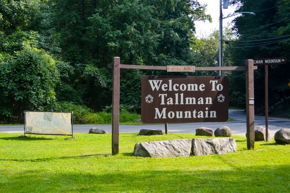 Welcome sign of Tallman Mountain State Park