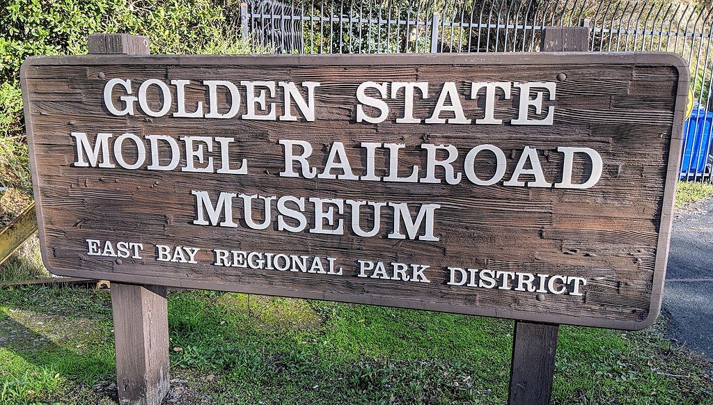 Welcome sign of Golden State Railroad Museum