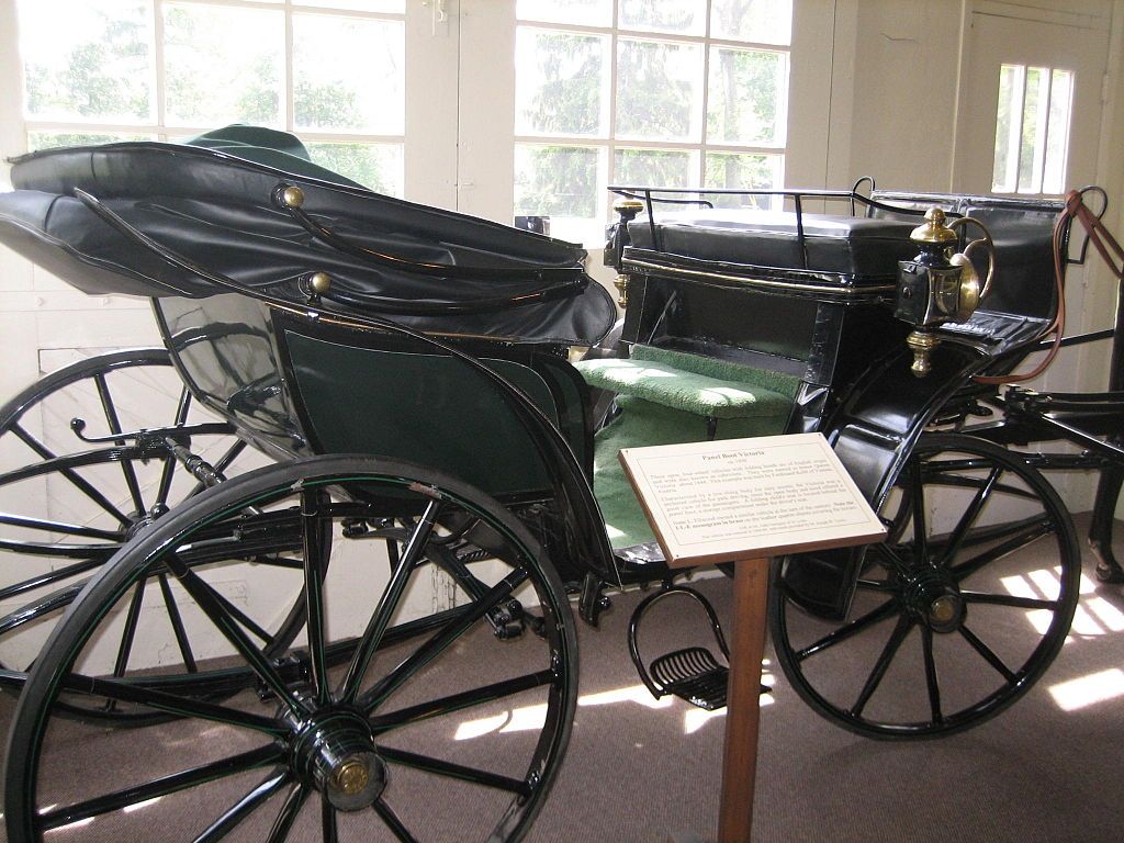 A victorian carriage in Ellwood House Museum