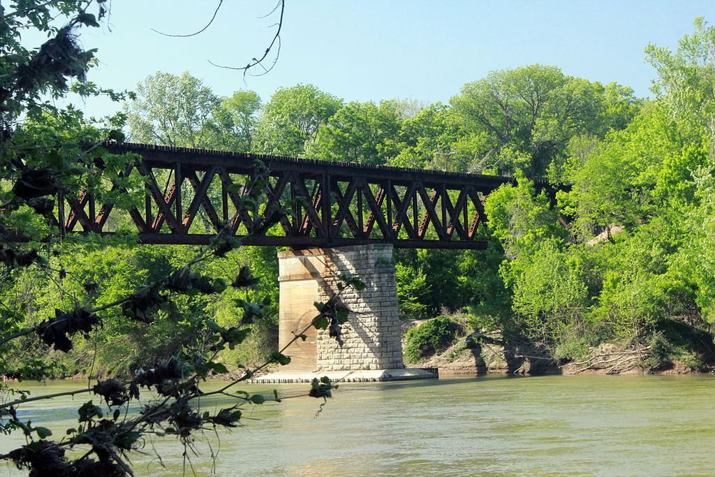 A closer view of the abandoned Route 66 bridge.
